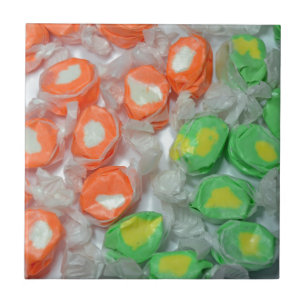 Doces-taffy verdes e laranja