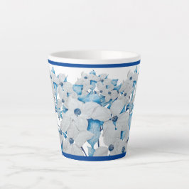 Dogwood Flowers em uma Pequena Caneca Latte