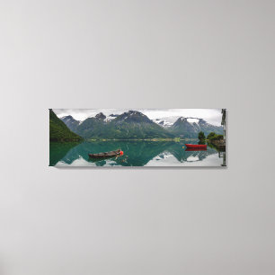 Dois barcos a remos com reflexo na canvas do lago