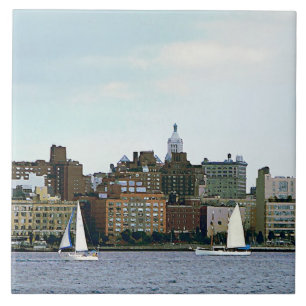 Dois Barcos de Navegação Contra Manhattan Skylin
