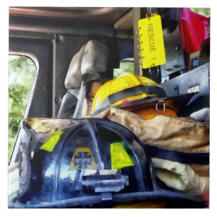 Dois Capacetes de Bombeiros Dentro do Caminhão de