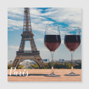 Dois copos de vinho com torre Eiffel