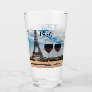 Dois copos de vinho com torre Eiffel