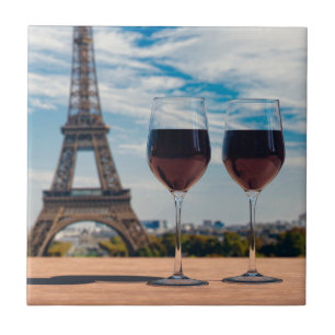 Dois copos de vinho com torre Eiffel