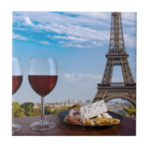 Dois copos de vinho no café em Paris
