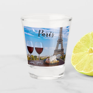 Dois copos de vinho no café em Paris