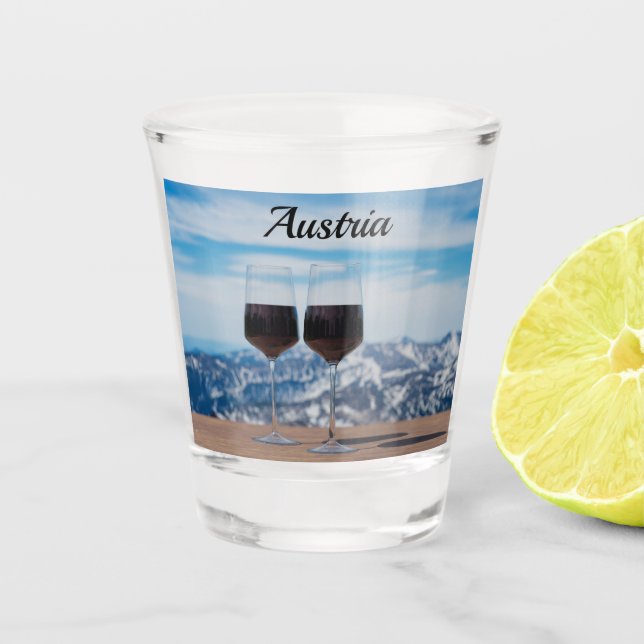 Dois copos de vinho tinto contra montanhas (Frente)