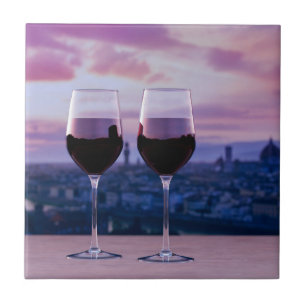 Dois copos de vinho tinto no horizonte de Florença