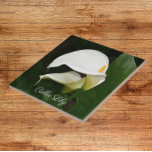 Dois Lírios Calla Brancos Floral<br><div class="desc">Para amantes de flores e plantas! Azulejo cerâmico que apresenta uma foto de dois lírios Calla brancos, deslumbrantes e sua folhagem verde. Um design floral adorável! Selecione o tamanho do seu azulejo. Faz uma bonito trivet de cozinha!</div>