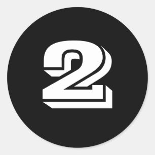 Dois pequenos adesivos redondos com número preto 