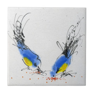 Dois titmouses pequenos que pecking a grão.