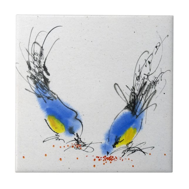 Dois titmouses pequenos que pecking a grão. (Frente)