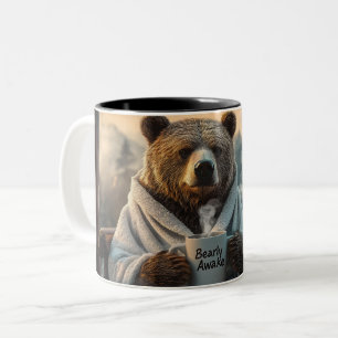Dois Tons Urso em Robe Segurando Caneca de Café