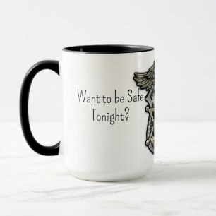 Dorme com uma caneca de café de policial