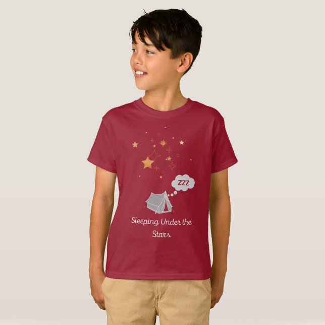 Dormindo debaixo da camiseta básica das estrelas (Frente Completa)