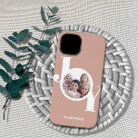 Dourada Foto Personalizada Rosa Rosa Cor-de-rosa-c<br><div class="desc">Esta capa de telefone fotográfica moderna apresenta uma fotografia de solteiro e a palavra JOY em tipografia de na moda,  num fundo cor-de-rosa-pincel,  rosa dourado. Facilmente personalizável com sua foto e seu nome.</div>
