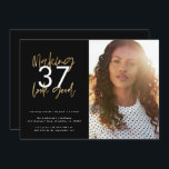 Dourada idade do fazer é um bom aniversário de fot<br><div class="desc">Fazer 50 parece um bom convite de aniversário de fotos. Design de texto de script moderno monocromático e efeito ouro. Parte de uma coleção.</div>