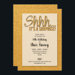 Dourada SURPRESA Glitter Convites de Aniversário<br><div class="desc">"Shhh... é uma surpresa" em simulação de brilho dourado em um fundo de brilho dourado impresso, os convidados adorarão estes convites! HÁ MUITAS CORES DISPONÍVEIS! Perfeito para qualquer Partido Surpresa, apenas mude o texto. Texto, fontes, cores, tamanhos podem ser modificados, basta clicar no botão PERSONALIZAR. VEJA todas as cores da...</div>