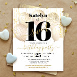 Dourado Brilhante Branco Orçamento Convidar 16 Bal<br><div class="desc">"Feliz Doce 16". Envie este convite de festas maravilhoso, simples, festivo, moderno, personalizado para um evento a se lembrar. A tipografia negra e a escrita à mão ocultam balões de ouro e luzes de cordas brilhantes de ouro sobre um fundo branco sofisticado. Personalize o texto personalizado com o nome da...</div>