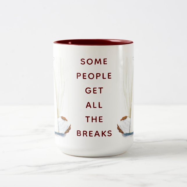 Doutora ou enfermeira que dá uma caneca de café de (Centro)