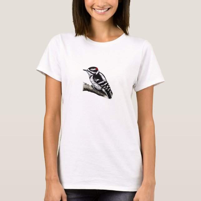Downy Woodpecker Pássaro Mulher Camisa Básica (Frente)
