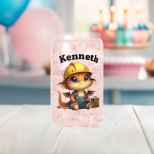 Dragão bebê bonito em um duro que brinca com ferra