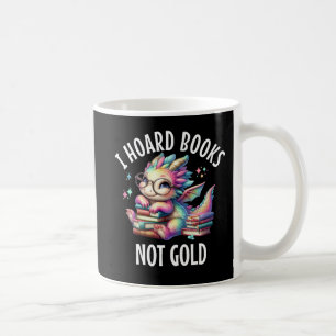 Dragão bonito com caneca de café de leitura de liv