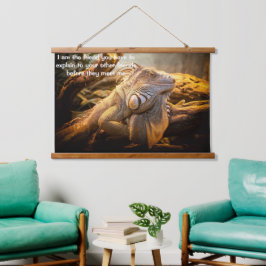 Dragão Iguana em pé na frente de alguns logs