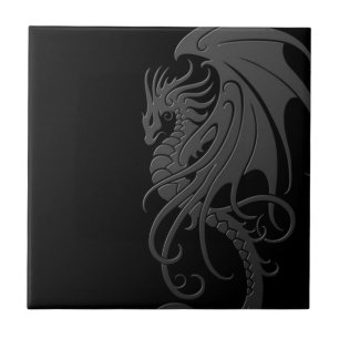 Dragão tribal de voo - cinza no preto