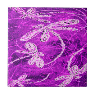 Dragões de prata em um céu magenta
