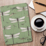 Dragões Vintage em Monograma Verde Sage<br><div class="desc">Mergulhe no charme da natureza com esta intricadamente projetada capa de ipad de libélula, capturando a essência da graça e elegância. Os detalhes delicados e a paleta de cores silenciadas adicionam um toque de sofisticação, fazer seu iPad destacar-se no estilo.</div>