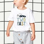 Duas camisetas do Toddler de segundo aniversário r<br><div class="desc">Duas rápidas,  duas curiosas! Celebre seu segundo aniversário com esta camiseta infantil divertida com um coelho de carro de corrida. imagem: Freepik.com</div>