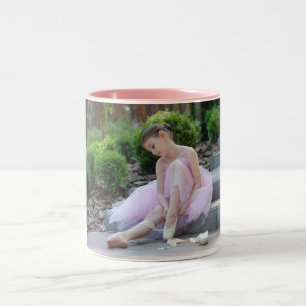 Duas caneca de café tonta com balé em rosa.