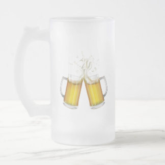 Duas canecas com cerveja leve.