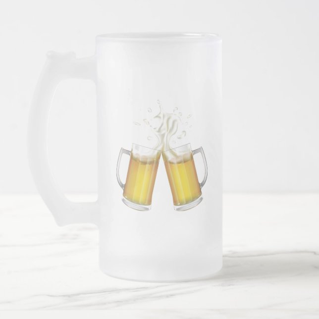 Duas canecas com cerveja leve. (Esquerda)