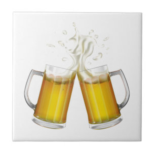 Duas canecas com cerveja leve.
