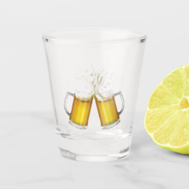 Duas canecas com cerveja leve. Copo de shot