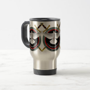 duas espadas com caneca de viagem branca