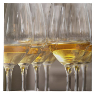 duas fileiras de copos para degustação de vinho co