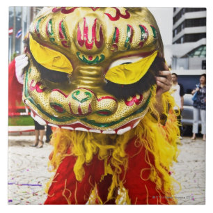 Duas pessoas no traje chinês do dragão, Qingdao,