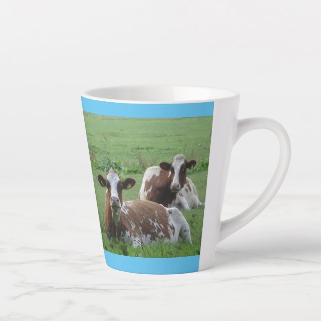 Duas Vacas Castanho-Branco-Cute. Caneca de Lata Az (Direita)