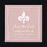 Dusty Rosa Fleur de Lis Imã salve a data<br><div class="desc">Imã salve a data elegante e simples com pulgas de lixão contra fundo de Rosa Dusty. Esta design é uma escolha única para anunciar um casamento moderno. Fácil de personalizar com seus detalhes de casamento. Clique em "Personalizar" para encontrar mais opções de personalização.</div>