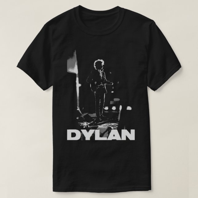 dylan sobre camiseta preta essencial (Frente do Design)