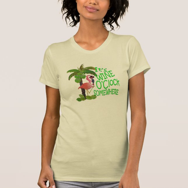 É Hora do Vinho em Algum Lugar Camiseta Flamingo (Frente)