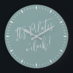 É Pilates O' Clock, Diversão de Relógio Verde<br><div class="desc">É Pilates O' Clock Divertido Blush Green White Script Workout Wall Clock - cores totalmente personalizáveis,  use a ferramenta design para fazer as alterações que você quiser. presente divertido para qualquer amante de Pilates,  fã de Pilates,  instrutor de Pilates ou como decorador de estúdio de Pilates.</div>