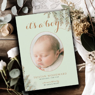 É um anúncio de nascimento de um garoto fotográfic