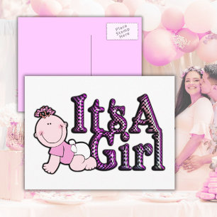 É um cartão postal de anúncio de bebê, cor-de-rosa