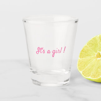 É um copo de shot Minimalista de bebê menina