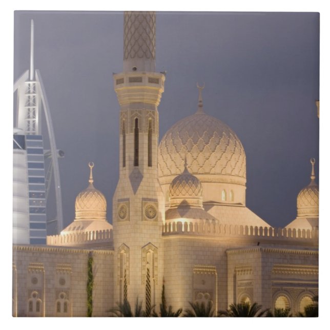 EAU, Dubai. Mesquita à noite com Burj al Arab (Frente)