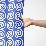 Echarpe Azul Padrão de Ondas Chave Meander Grego<br><div class="desc">Padrão grego elegante,  na moda e sofisticado em cor azul e branca. Presente moderno e moderno,  perfeito para o amante mediterrânico em sua vida.</div>